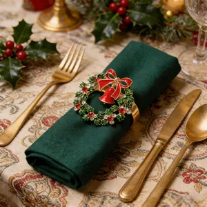 Elegante servilletero de corona de Navidad con un cascabel rojo decorativo de mesa