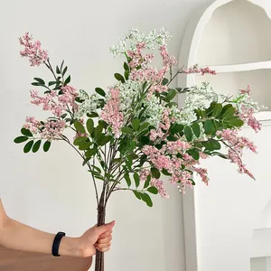 Nahaufnahme von rosa und weißen künstlichen Sophora-Blumen für die Dekoration