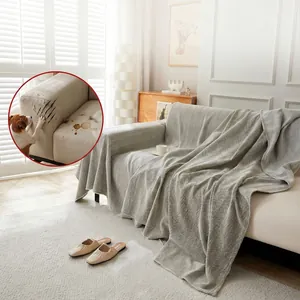 Manta para sofá gris claro con patrón de espiga para protección de muebles todo el año