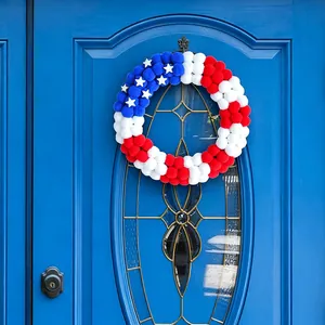 Handgemaakte Onafhankelijkheidsdag krans met rode witte blauwe pompons aan blauwe deur