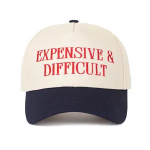 Λεπτομέρεια του κόκκινου κεντήματος Expensive & Difficult σε δίχρωμο καπέλο.