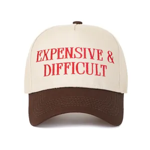 Κοντινό πλάνο του κεντήματος 'Expensive & Difficult' σε δίχρωμο καπέλο μπέιζμπολ