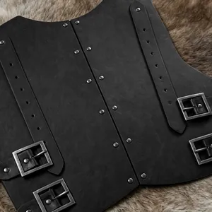 Primer plano de armadura vikinga de cuero negro con hebillas y remaches sobre piel