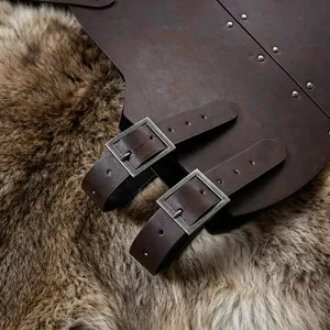 Primer plano detallado de armadura medieval de cuero marrón con hebillas y remaches metálicos