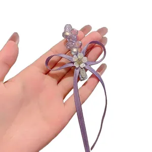 Eleganter lavendelfarbener Haarclip mit Schleife, Kristallperlen und weißem Blumenakzent