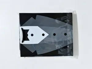 Dettaglio del sacchetto regalo motivo smoking in confezione di plastica protettiva