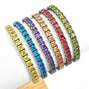 Bunte Tennisarmbänder mit quadratischen Zirkonia Steinen in dunkler Metallfassung