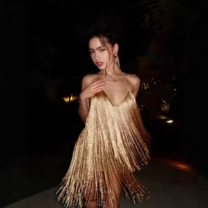 Mini robe dorée à franges avec dos nu et licou pour les fêtes d'été et les vacances chics.