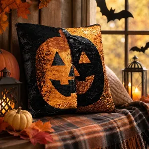 Primer plano del cojín de lentejuelas reversibles de calabaza para Halloween en casa