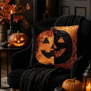 Escena atmosférica de Halloween con una funda de cojín reversible de lentejuelas de calabaza