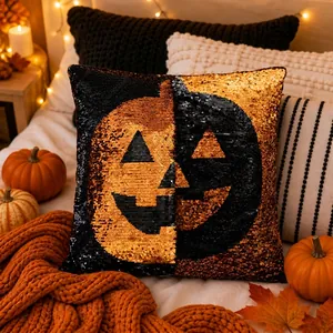 Detalle de funda de cojín de Halloween con lentejuelas reversibles y calabaza