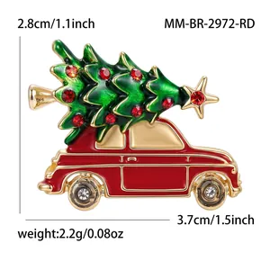 Vista macro de broche esmaltado de coche de Navidad con ancho 3,7cm y peso de 2,2g