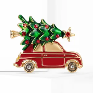 Vista detallada del broche de coche navideño con árbol de navidad y cristales rojos