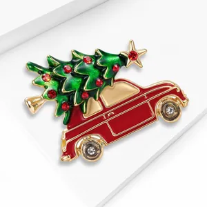 Vista detallada de un broche de coche rojo con árbol de Navidad y brillantes cristales rojos