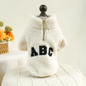 Vista detallada del chaleco blanco de borreguito para mascotas con ABC