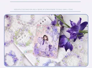 Adesivi in PET con bordo floreale viola che decorano un quaderno per scrapbooking fai-da-te