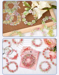 Dettaglio macro di adesivi PET ghirlanda floreale per scrapbooking e decorazione DIY.
