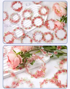 Dettaglio di adesivi PET floreali rosa con ghirlande e fiocchi per decorazioni scrapbooking.