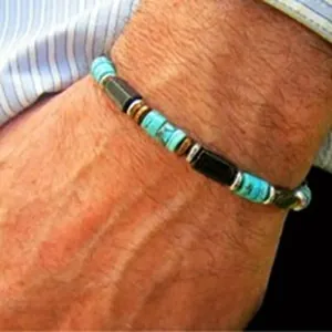 Vista dettagliata del bracciale da uomo con ematite quadrata e perline di turchese al polso