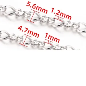 Detalle macro de cadenas de eslabones de acero inoxidable con medidas de tamaño precisas