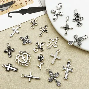 Vue détaillée de 26 breloques en alliage vintage croix et cœur pour la création de bijoux.