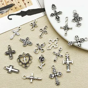 Vue détaillée d'assortiments de pendentifs en alliage de croix creuses et cœurs argent antique.