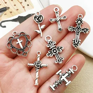Vue détaillée des breloques en alliage d'argent antique croix et cœur pour bijoux DIY
