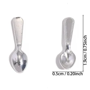 Detailansicht eines mini Vintage-Silberlegierungslöffels mit den Maßen 1,9 cm mal 0,5 cm