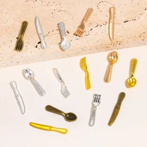 Detailansicht von Miniatur-Besteckzubehör aus Legierung in verschiedenen Metallfarben