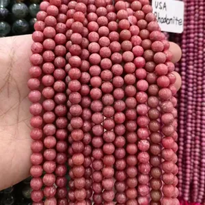Vista dettagliata di perle di pietra rodonite rosa naturale da 8mm con texture unica
