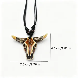 Détail d'un pendentif tête de taureau en résine avec dimensions précises en cm et pouces.