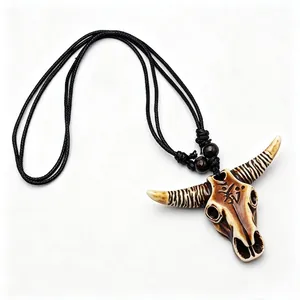 Détail d'un collier tête de buffle en résine rétro avec des sculptures tribales