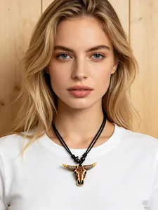 Collier pendentif crâne de taureau sculpté en résine imitation os porté par un modèle