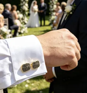 Vista detallada de gemelos vintage en negro y dorado en una camisa blanca para bodas elegantes