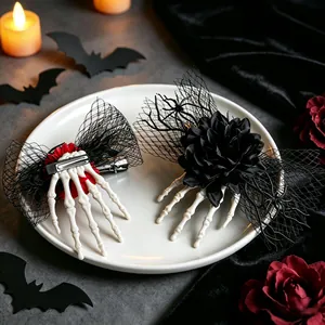 Γοτθικά κλιπ μαλλιών Halloween με χέρια σκελετού, μαύρα τριαντάφυλλα και δίχτυ για πάρτι.