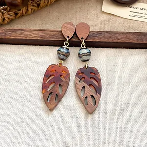 Boho handgefertigte Ohrhänger aus Holz und Bernsteinharz mit ethnischem Blatt-Design