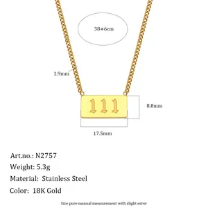 Primer plano detallado del collar con colgante de número angelical 111 de acero.