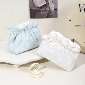 Eleganti pochette per cosmetici in jacquard arricciato per viaggi e cura della pelle.
