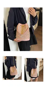 Dettaglio della borsa a secchiello rosa stile punk con strass, borchie e tracolla a catena