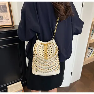 Vista dettagliata di una borsa a secchiello bianca in stile punk con catena e strass