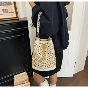 Elegante borsa a secchiello bianca stile punk con strass e borchie dorate lucide
