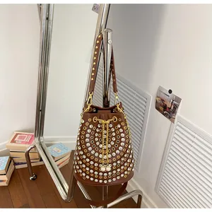 Borsa a secchiello marrone stile punk con strass scintillanti e dettagli di borchie