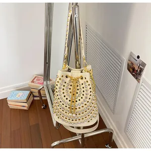 Borsa a secchiello crema stile punk con strass scintillanti e dettagli a catena d'oro