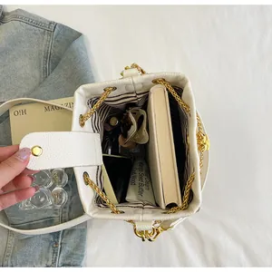 Vista interna della borsa punk bianca con ampia e pratica capacità di archiviazione