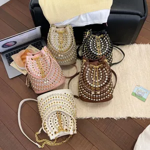 Borse a secchiello stile punk con strass scintillanti e borchie dorate in cinque colori diversi
