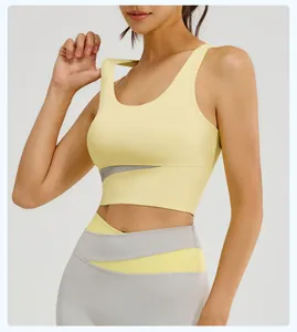 Gros plan du soutien-gorge de sport contrasté montrant la texture du tissu premium
