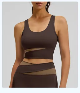 Détail d'un soutien-gorge de sport bicolore à fort impact et d'un legging de yoga.
