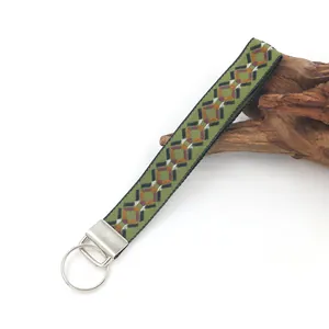 Cinturino portachiavi ricamato in stile etnico verde oliva con un anello argento