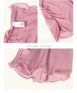 Detailopname van roze zijden nekwarmer met gaasstructuur en wasvoorschrift label