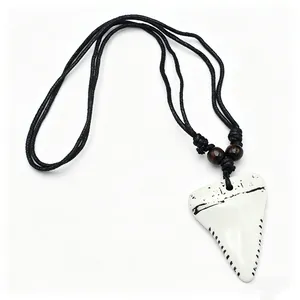 Vue détaillée du collier en résine imitation dent de requin avec effets vintage